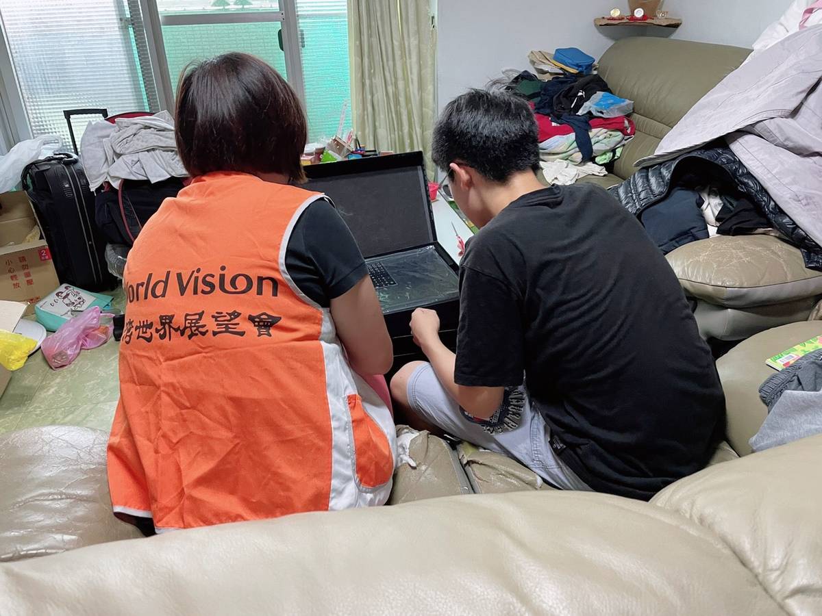 展望會邀請民眾捐款支持弱勢學童的數位學習設備如電腦、網路等，補足孩子的缺乏。