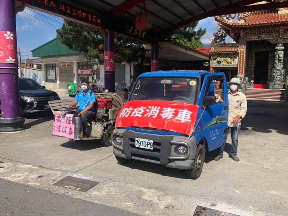 為防堵疫情擴散，臺東縣鄉鎮號召有志之士及環保志工組成噴藥車隊，完成各社區、村里的消毒工作。