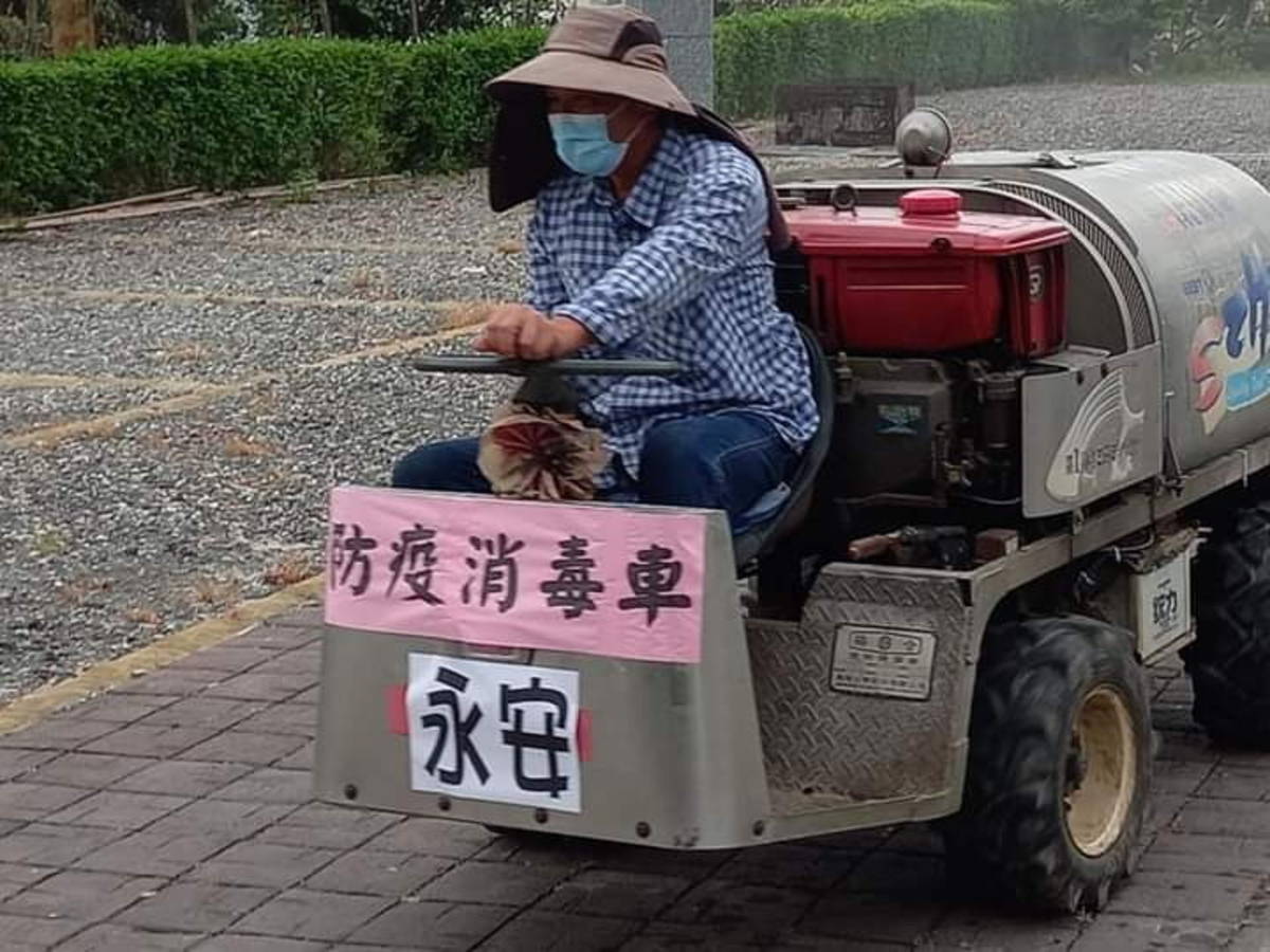 為防堵疫情擴散，臺東縣鄉鎮號召有志之士及環保志工組成噴藥車隊，完成各社區、村里的消毒工作。
