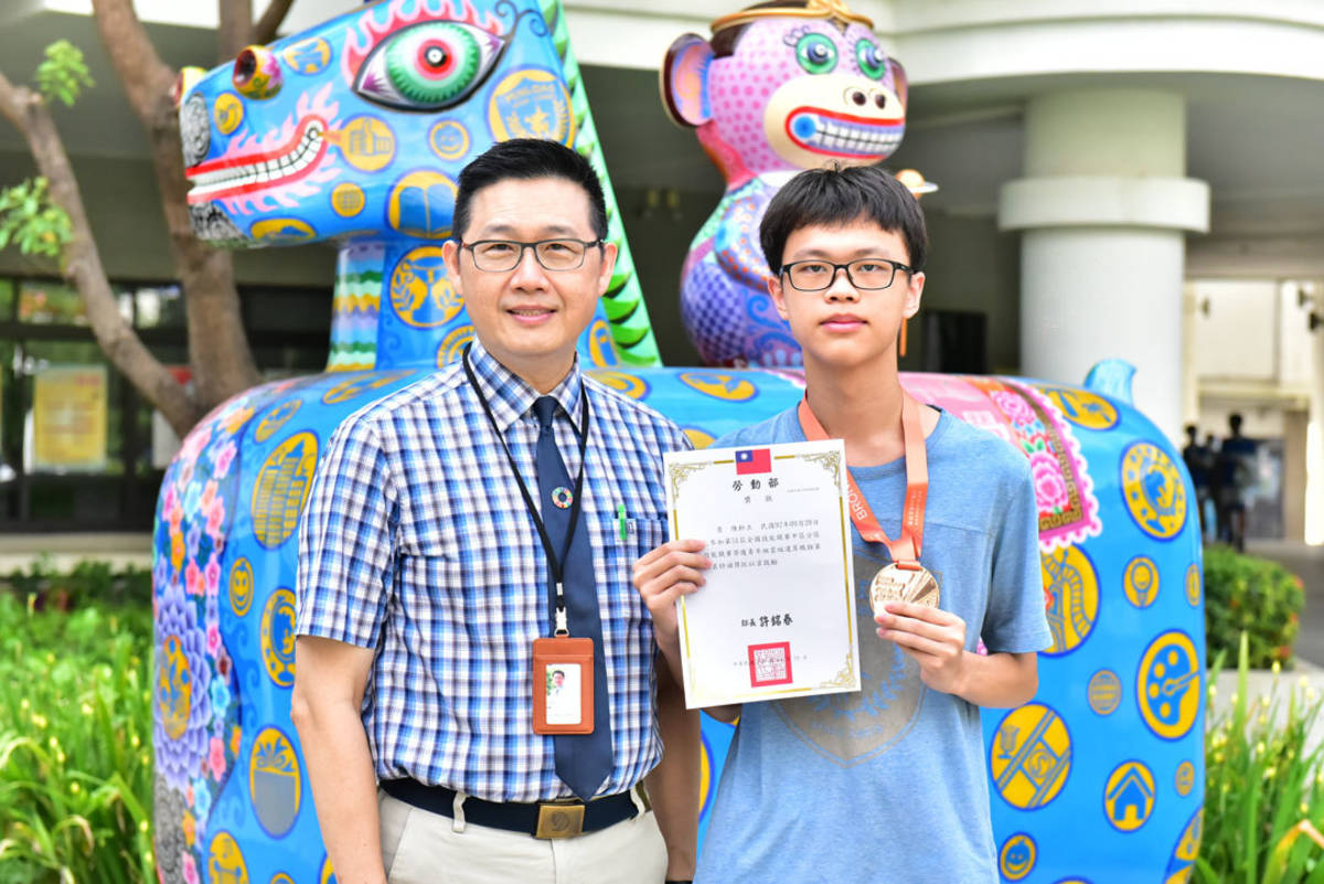 (左)明道中學汪大久校長(右)陳軒立同學