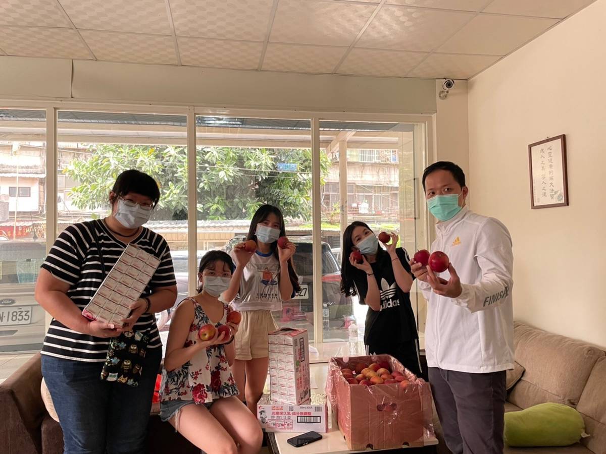 導師關懷住宿學生，提供溫暖關懷。