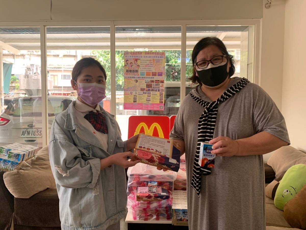 莊敬工家校長代建教合作廠商提供學生免費餐點。