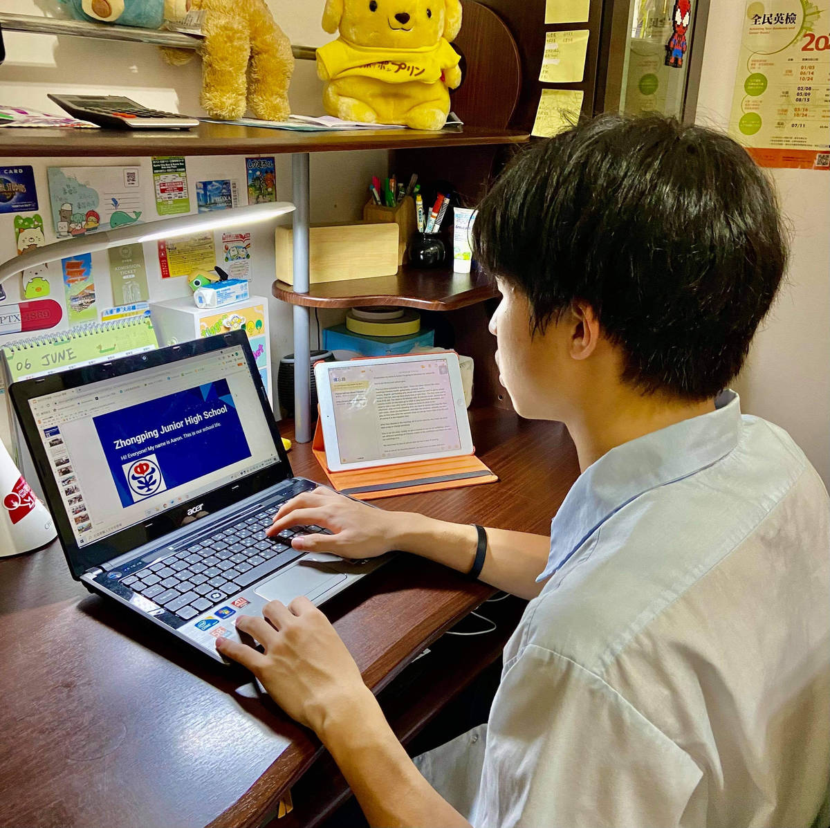 中平國中同學在鏡頭前，為東京學長姐進行校園線上導覽，分享新北市多元豐富課程。