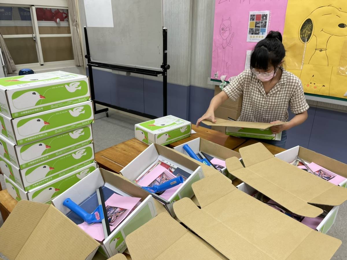 泰山高中特教老師自發性到學校為學生準備學習百寶箱。