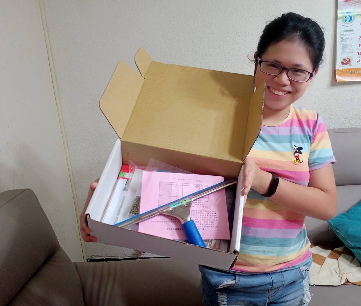 泰山高中特教生綺綺(化名)表示收到包裹真開心！謝謝老師為我們寄來用具。