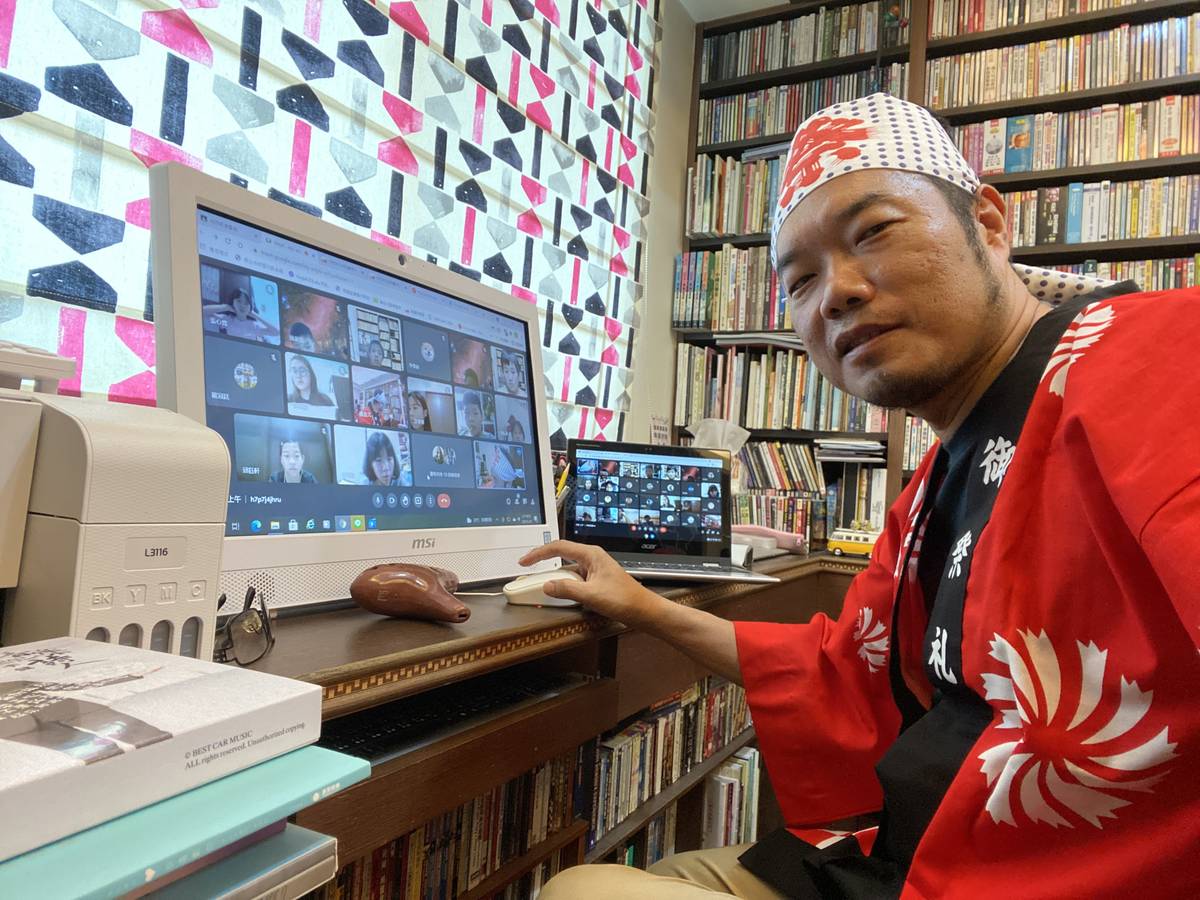 新泰國小陳嘉文老師運用陶笛分享-鬼滅之刃炭治郎之歌貼近學生的生活經驗。