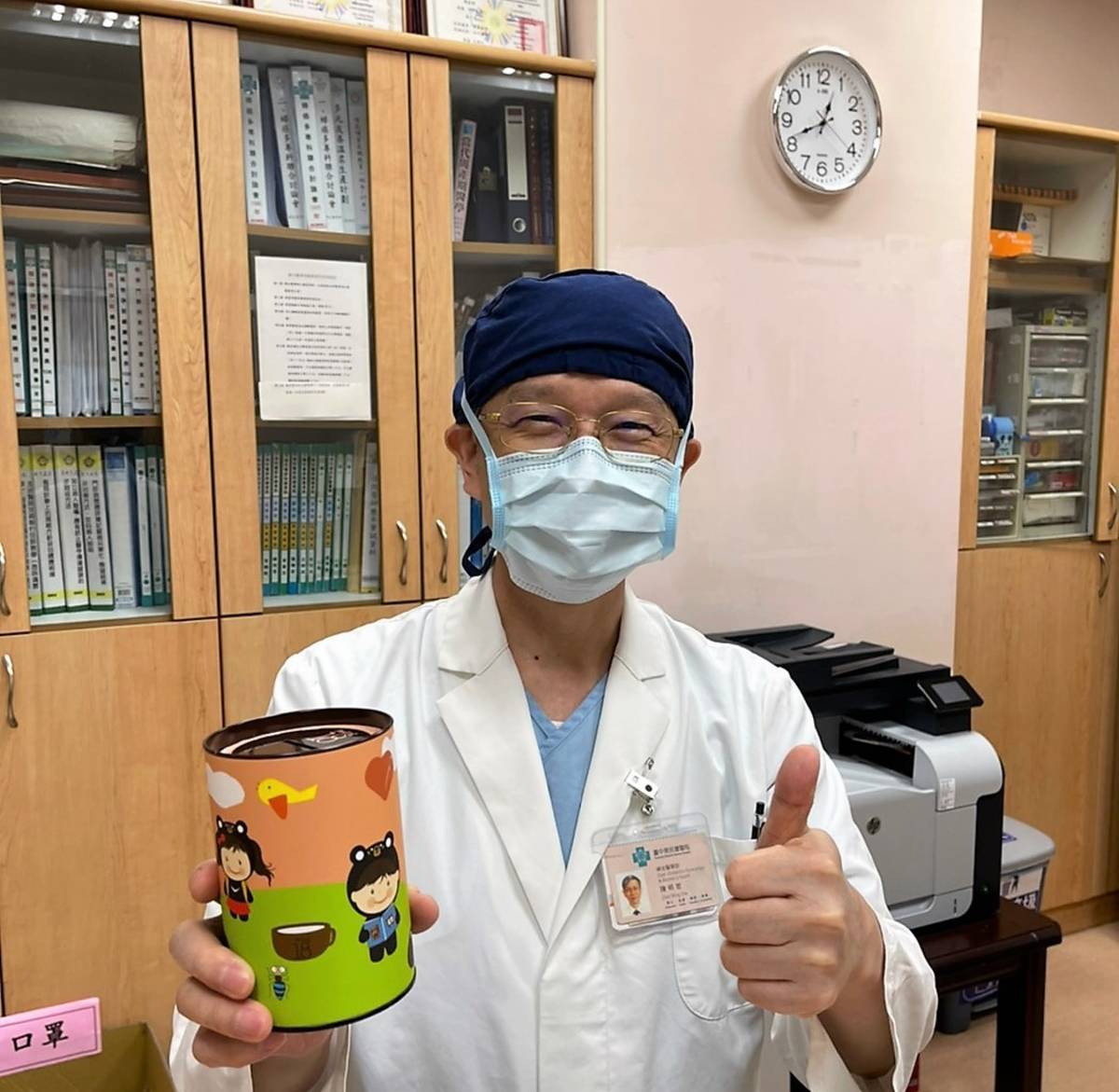 南投縣38所小學將學生因閱讀得到的巧克力桶獎勵轉贈醫護人員(圖片來源：南投縣文化局)