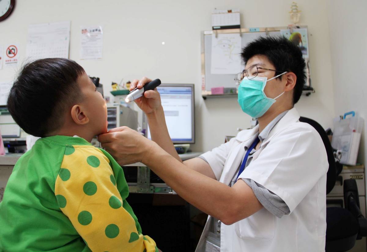 臺東基督教醫院小兒科主任鄭弋發現，幼兒疱疹性齒齦炎案例較以往增加，推估是家長因疫情導致壓力大，誘發疱疹，進而傳染家中幼兒。
