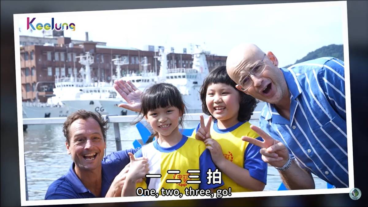 藝人吳鳳(右)與基隆市師生合影