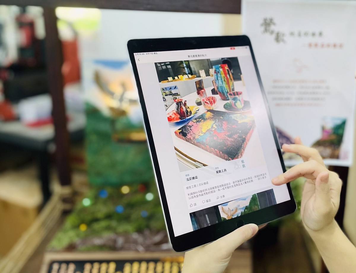 鶯歌國中線上引導創客社團同學參觀新北線上創客展。