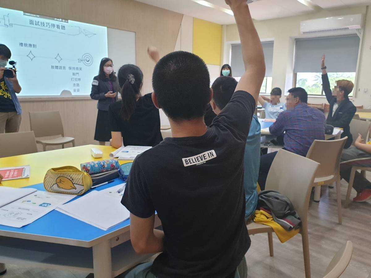 雲嘉南分署與新化高工合作，4月舉辦身心障礙學生就業前成長團體課程，幫學生進行職涯探索，並給予求職技巧課程還協助媒合工作。