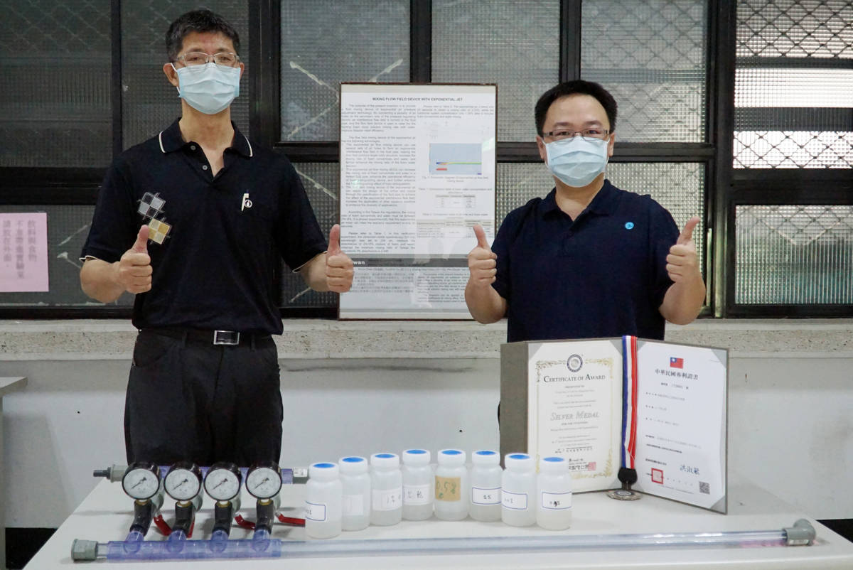 大葉大學消防學程周中祺老師(右)、環工系姚品全老師(左)共同發明「指數型噴流之流場混合裝置」