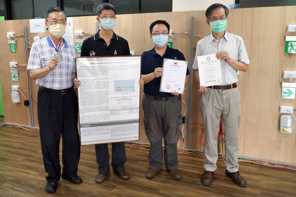 大葉大學工學院李清華院長(左一)與葉啟輝主任(右一)恭喜周中祺老師(右二)、姚品全老師(左二)獲專利