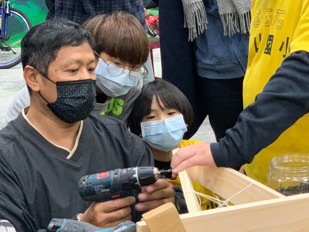 學校邀請到造舟專家大沐老師(左一)帶領學生一起造舟，每一艘獨木舟，背後都有著屬於自己的故事與夢想。
