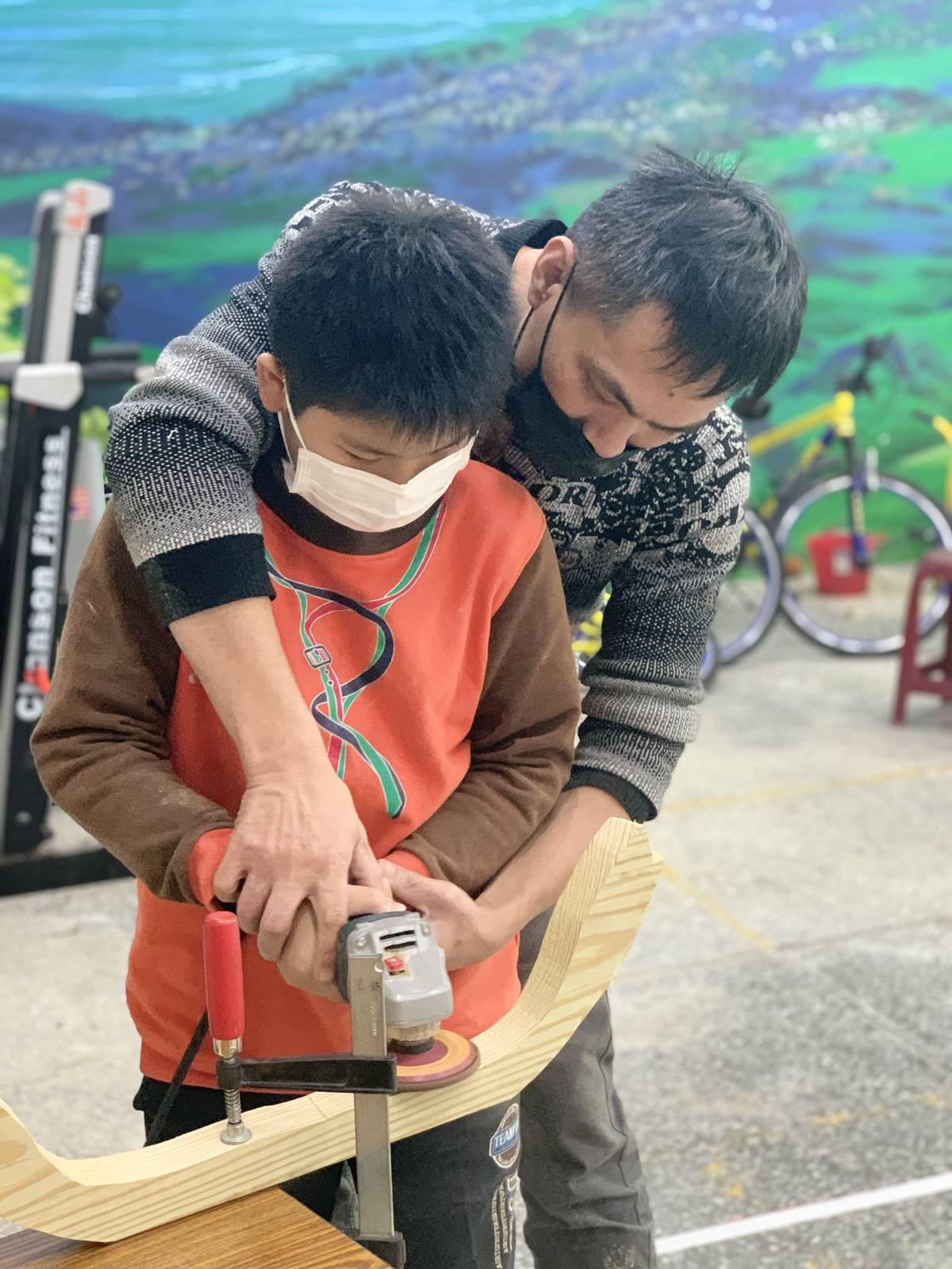 瓜山國小畢業班孩子在造舟過程中經過無數次失敗與磨練，而熱情吸引了家長、社區民眾及在地藝術家一起來幫忙，成為孩子們的得力推手。