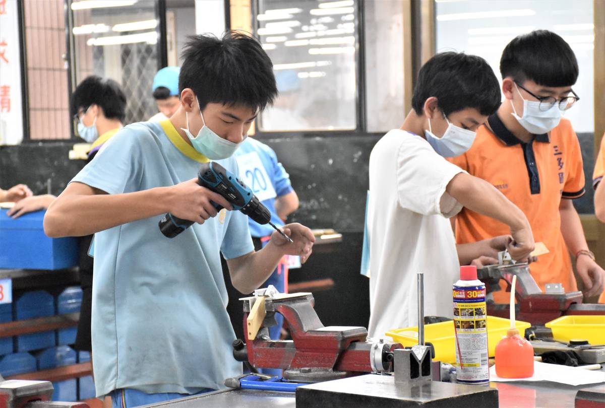 考取三重商工機械科的崇林國中謝博鈞同學(左一)，在學習技藝教育課程後，每次上完課總覺得意猶未盡，現在如願進入機械的世界再深入學習，期待未來能成為產業的小尖兵。