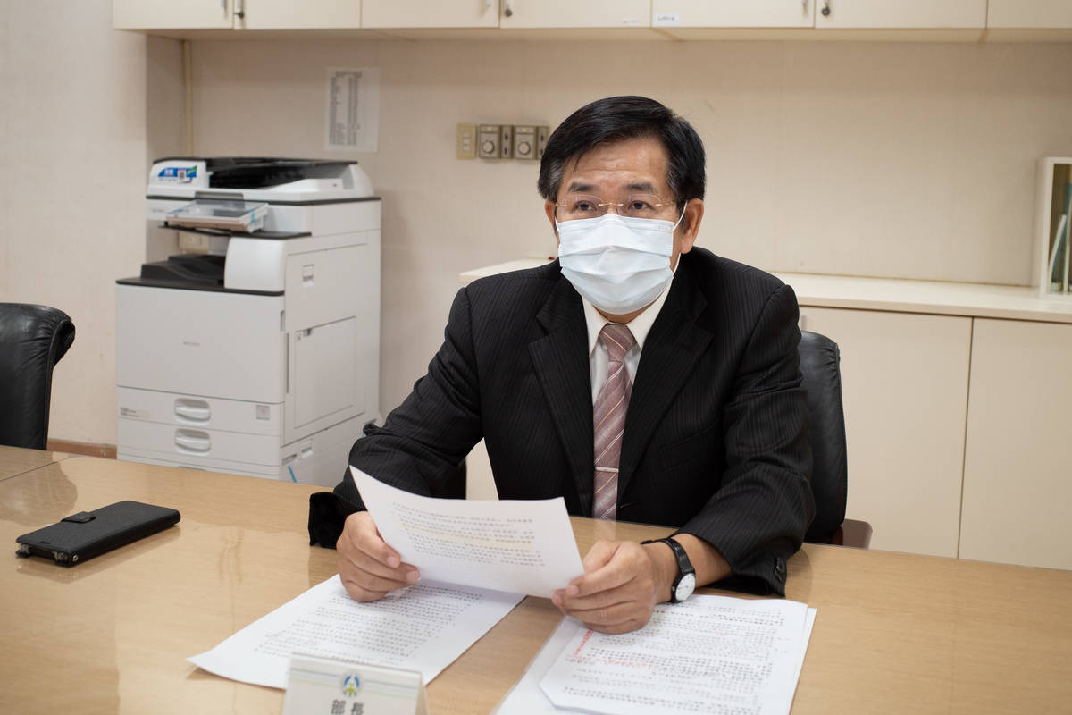 教育部部長潘文忠主持部務會報前, 接受媒體提問