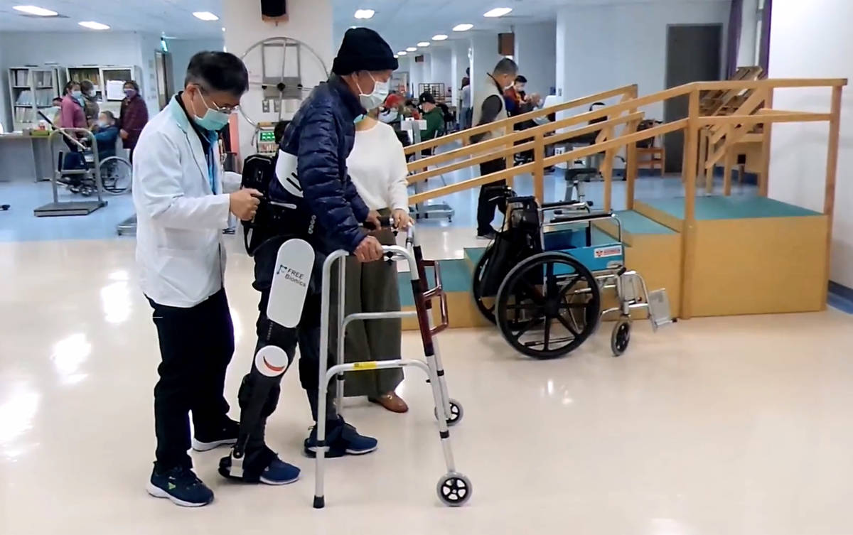 患者王先生穿戴下肢外骨骼機器人行走