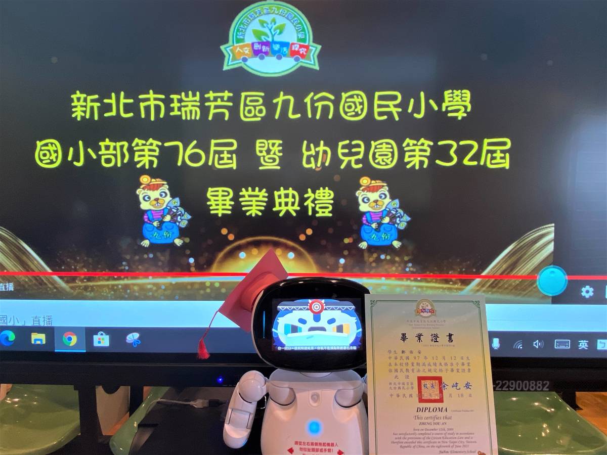 九份國小教師團隊發揮創意並克服資訊技術問題，讓凱比機器人透過直播的方式代表學生領取畢業證書。