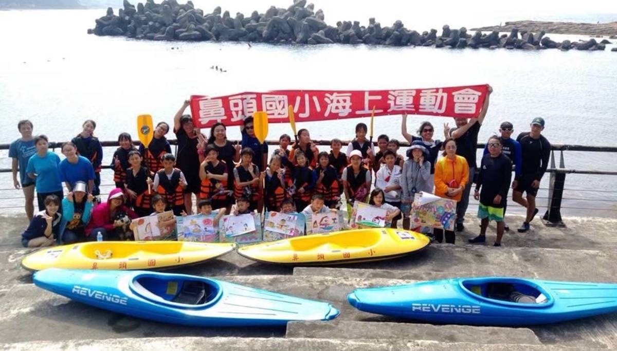 鼻頭國小每年舉辦海上運動會，檢測學生浮潛及輕艇獨木舟學習能力。(鼻頭國小提供)
