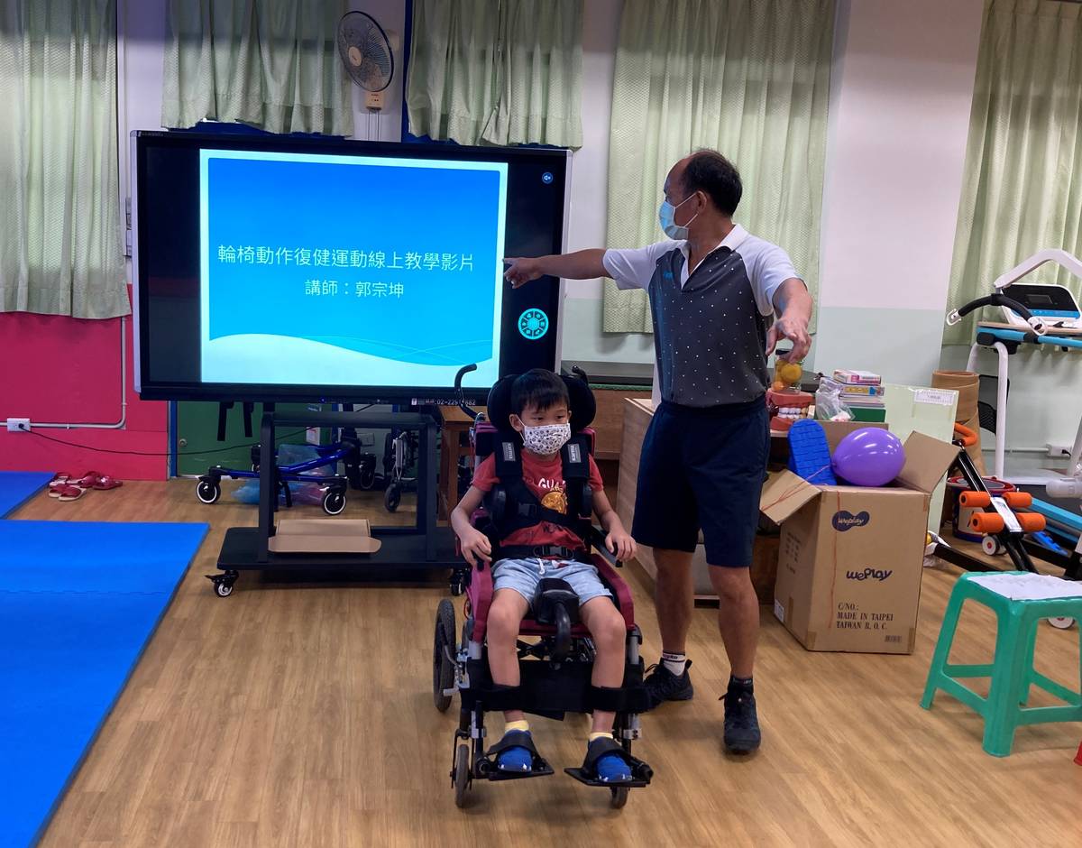 中正國小專長體育教師郭宗坤為了讓重度障礙孩子每天在床上、輪椅上運動，避免壓瘡、關節、肌肉萎縮，因此錄製讓家長也能協助學生簡單操作的運動影片，並分享給特教團隊共同使用。
