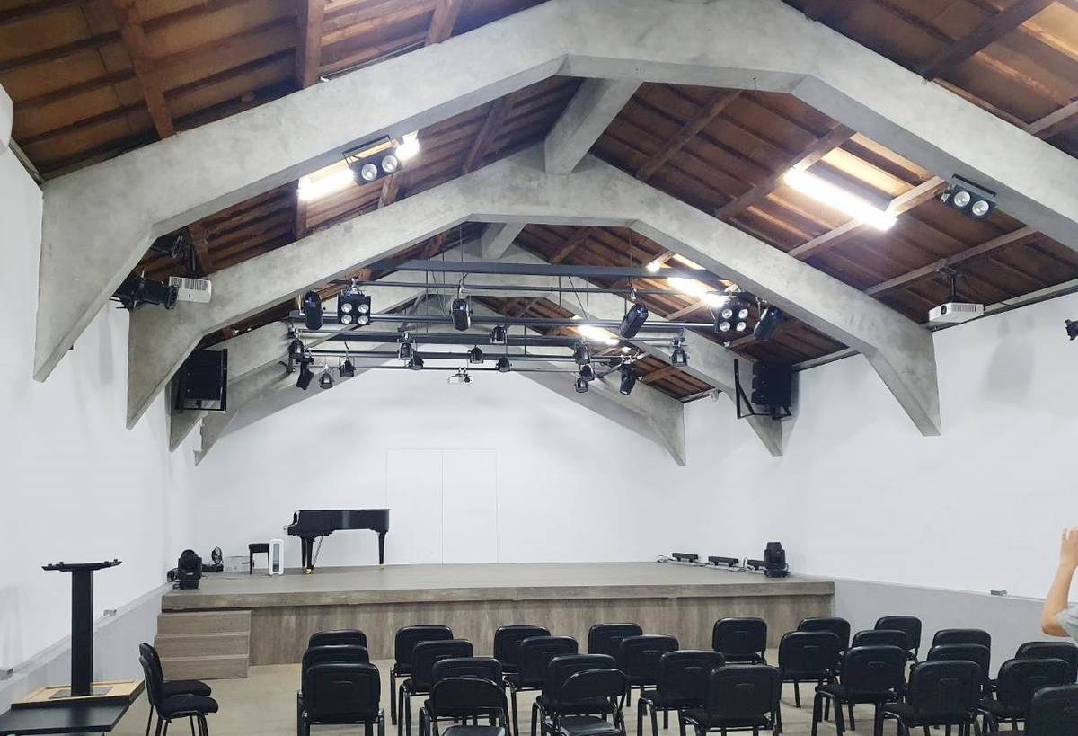 臺東回響樂團展演中心陸續增加燈光、音響、多媒體投影等設備，希望帶給觀眾聽覺與視覺的雙重饗宴。