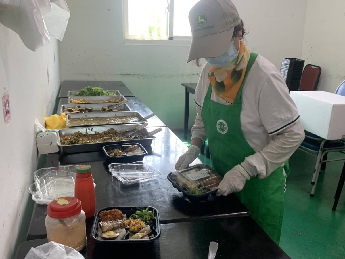 雲林縣口湖鄉蚵寮社區供餐業者準備餐食。(水保局提供)
