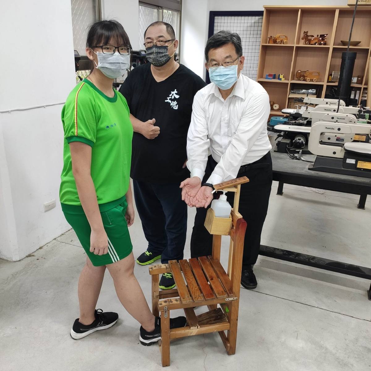 五股國中校園出現一座用廢棄課桌椅手工打造的腳踏式酒精噴霧，很古樸充滿創意和童趣。
