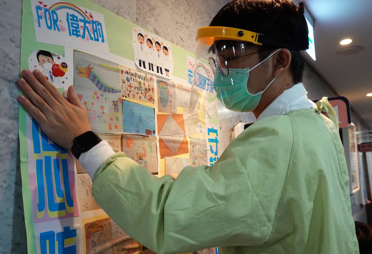 宏仁醫院人員將海報貼在院內讓民眾和醫院同仁都能看見(圖片來源：宏仁醫院提供)