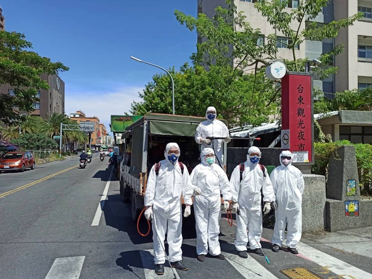 臺東夜市今(1)日起有條件恢復營業，為避免造成防疫破口，縣府將實施3階段加強版防疫消毒工作，阻絕病毒。