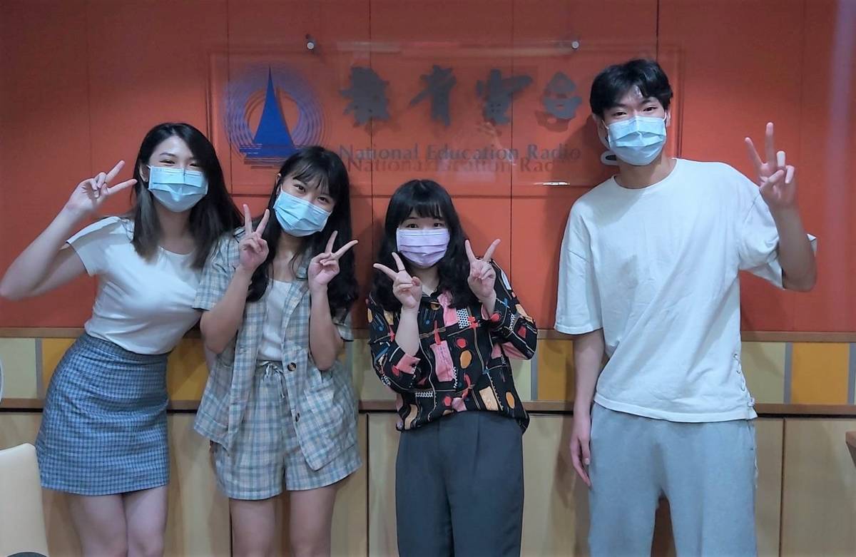 廣播新秀大集合
(左起：陳品含、李湲婷、校園DJ Show主持人黃嬿、政治大學葉辰一)