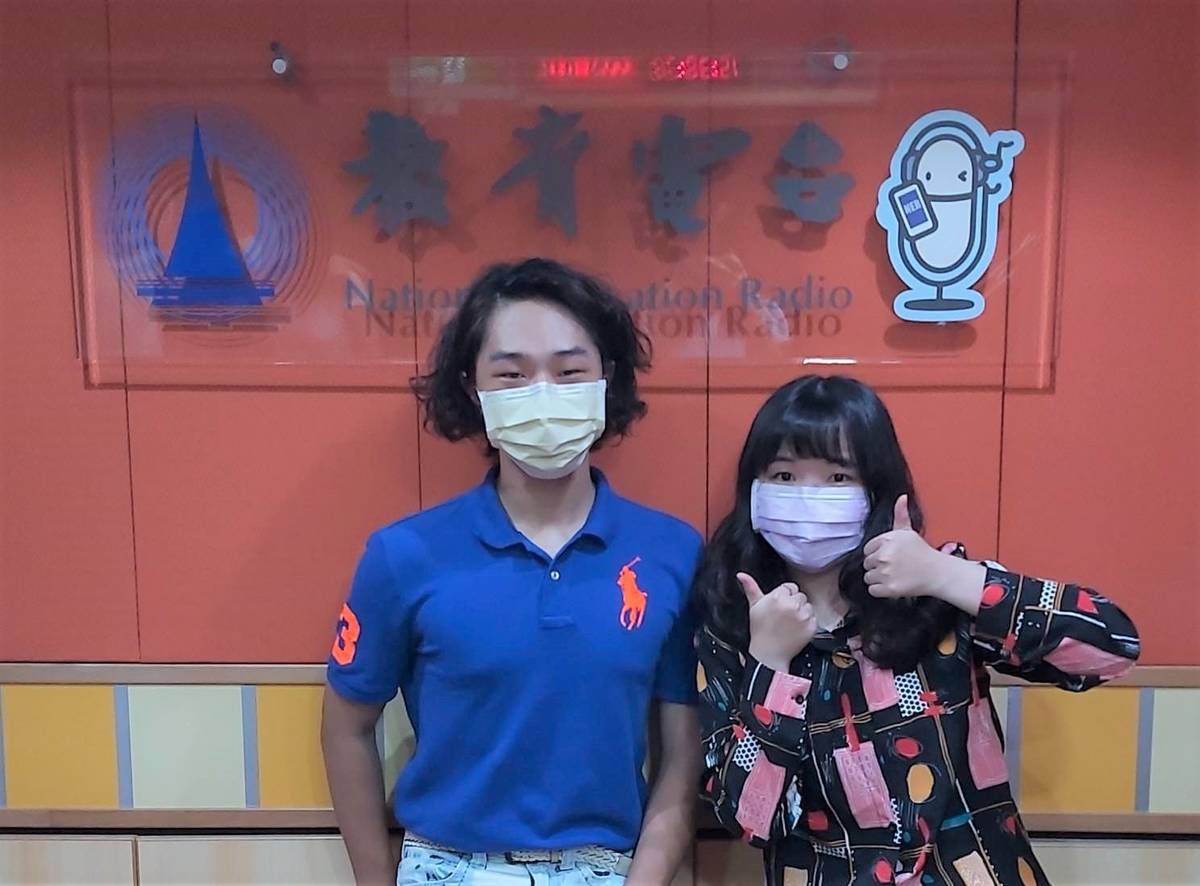 廣播新秀大集合
(左起：黃暘、校園DJ Show主持人黃嬿)