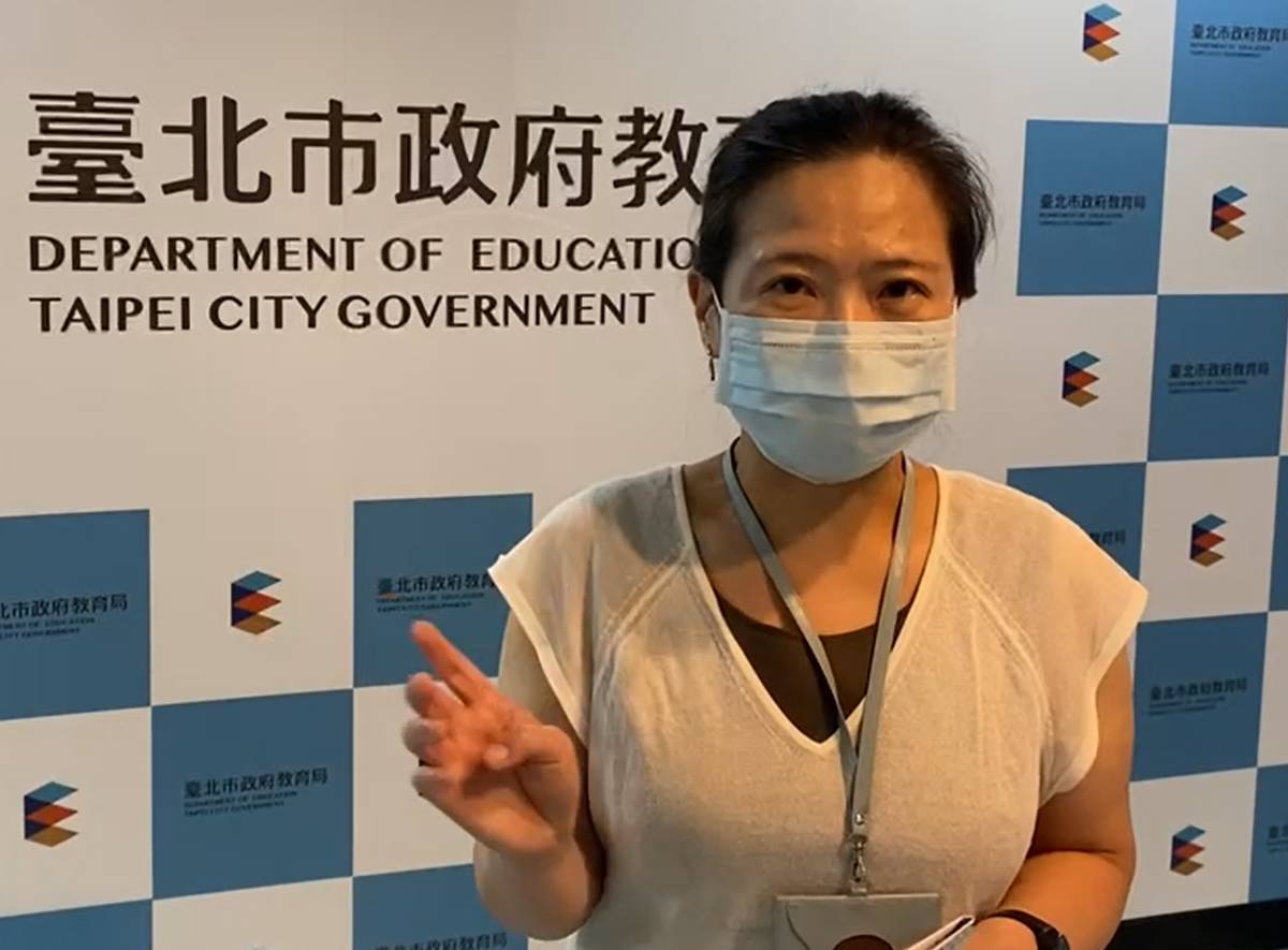 臺北市教育局陳素慧副局長說明教育局在暑假推出的學習課程
