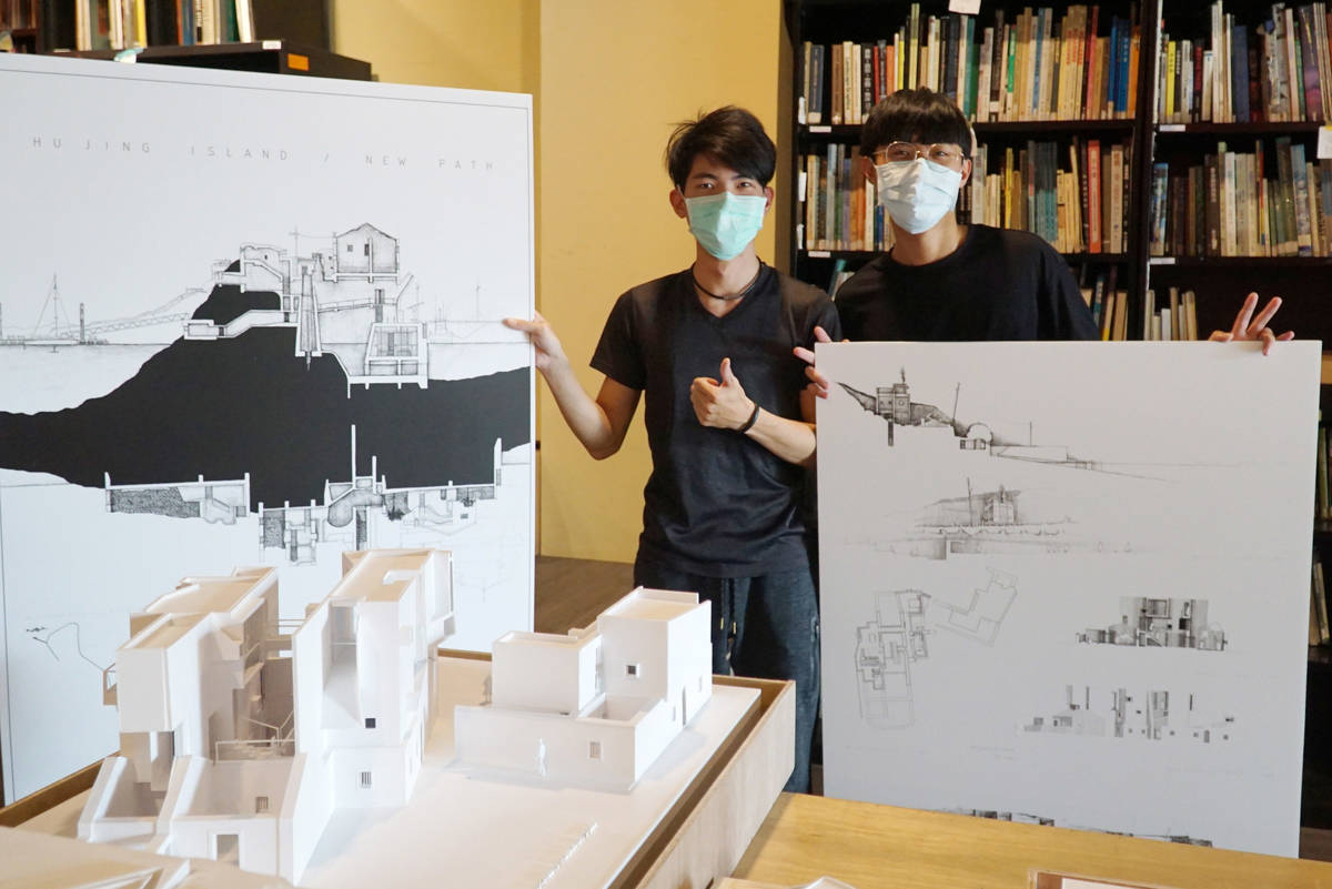大葉大學空設系吳朝欽(右)、倪貫倫(左)畢業製作勇奪金點新秀最高獎項