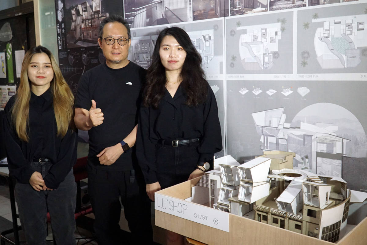 大葉大學空設系林志峰老師(中)肯定東彥廷(右)與武品妤(左)的作品