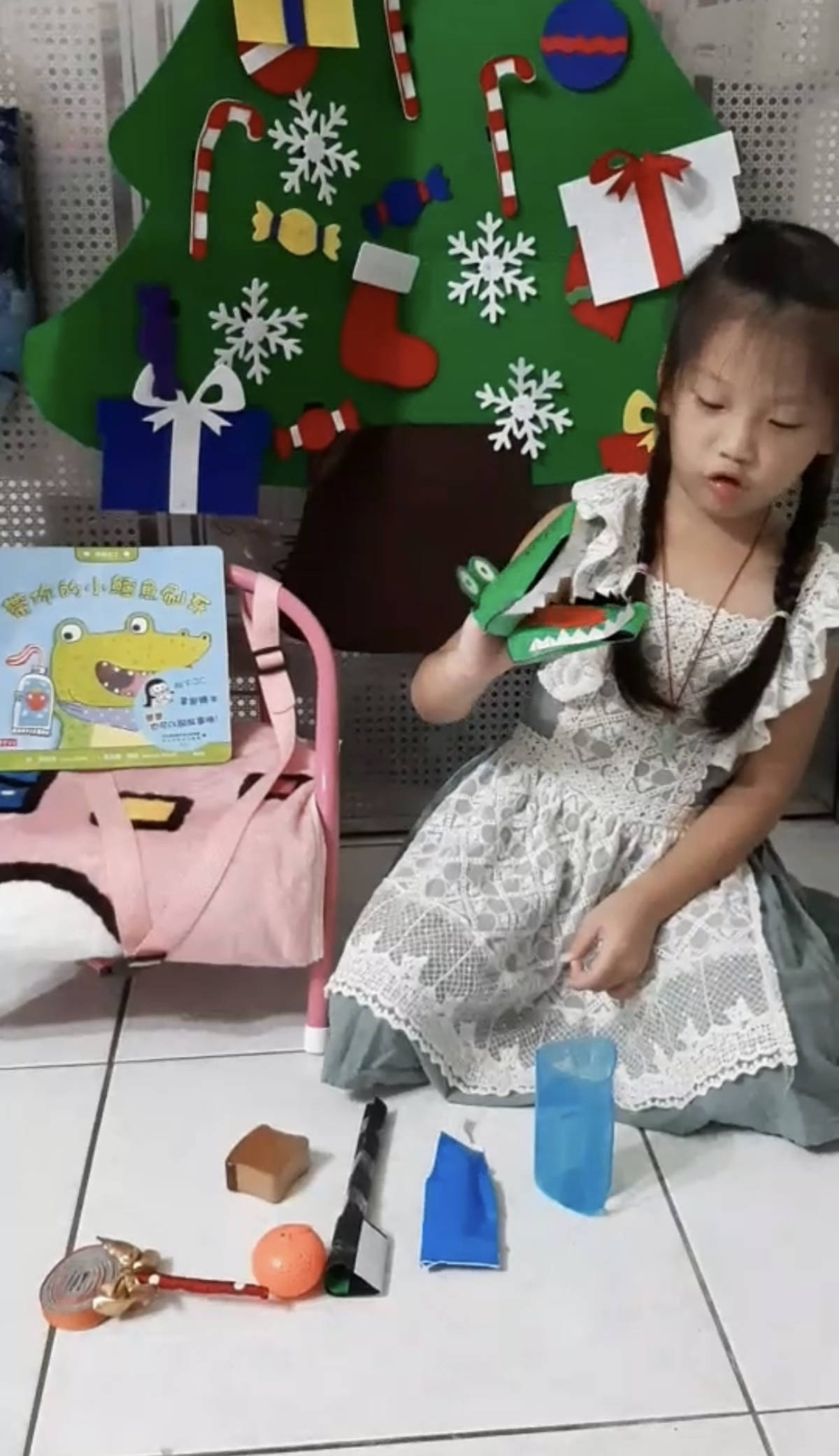 小孩在家製作故事桌道具進行故事說演。