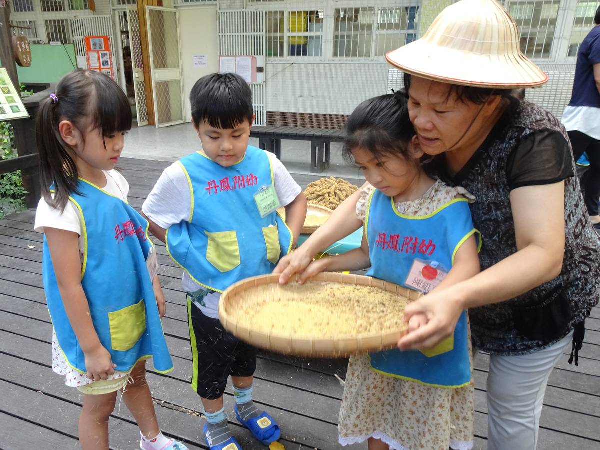 丹鳳國小附設幼兒園教保員蔡美麗老師看到孩子進步、用流利族語對話，備感欣慰。