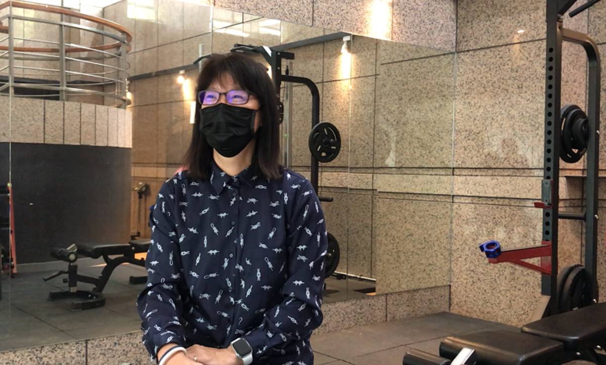 體育署運動設施組許馨文組長說明疫情三級警戒期間適度開放運動場館防疫管理措施。(體育署提供)
