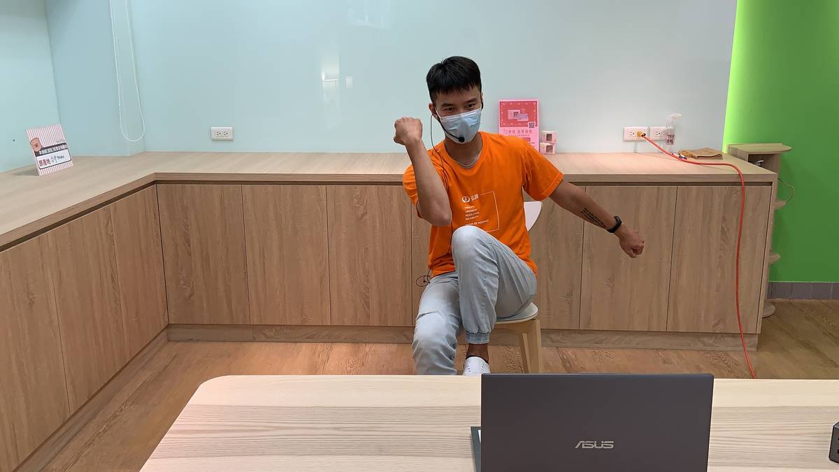 弘道社工渾身解數帶領居家長輩進行視訊運動 