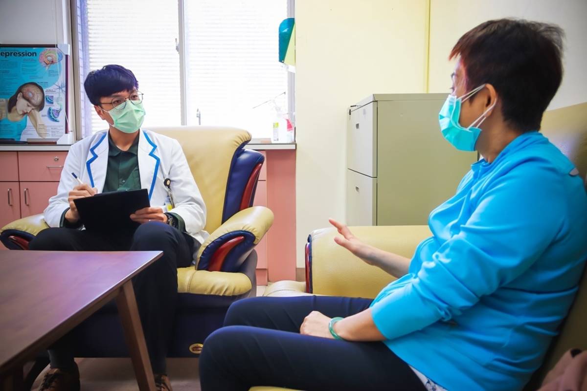 臺東基督教醫院呼籲，疫情期間感到壓力或焦慮時，不吝惜向身旁親友求助，若出現身心症狀則應主動向專業醫師求助。