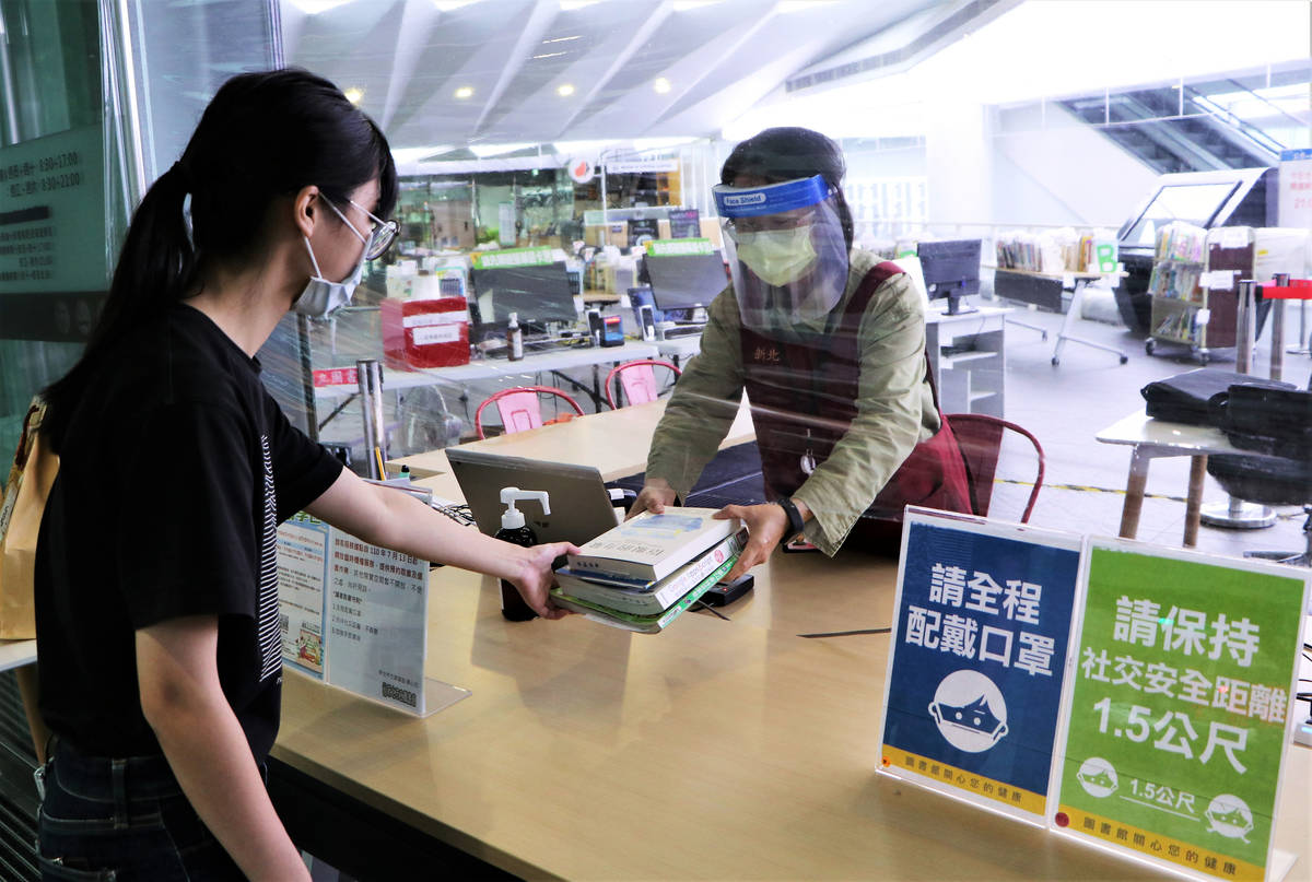 隨著疫情趨緩，新北市立圖書館從7月13日起恢復線上預約取書服務，並於全市100個圖書分館設置臨時櫃臺，提供不入館取書的借閱服務。