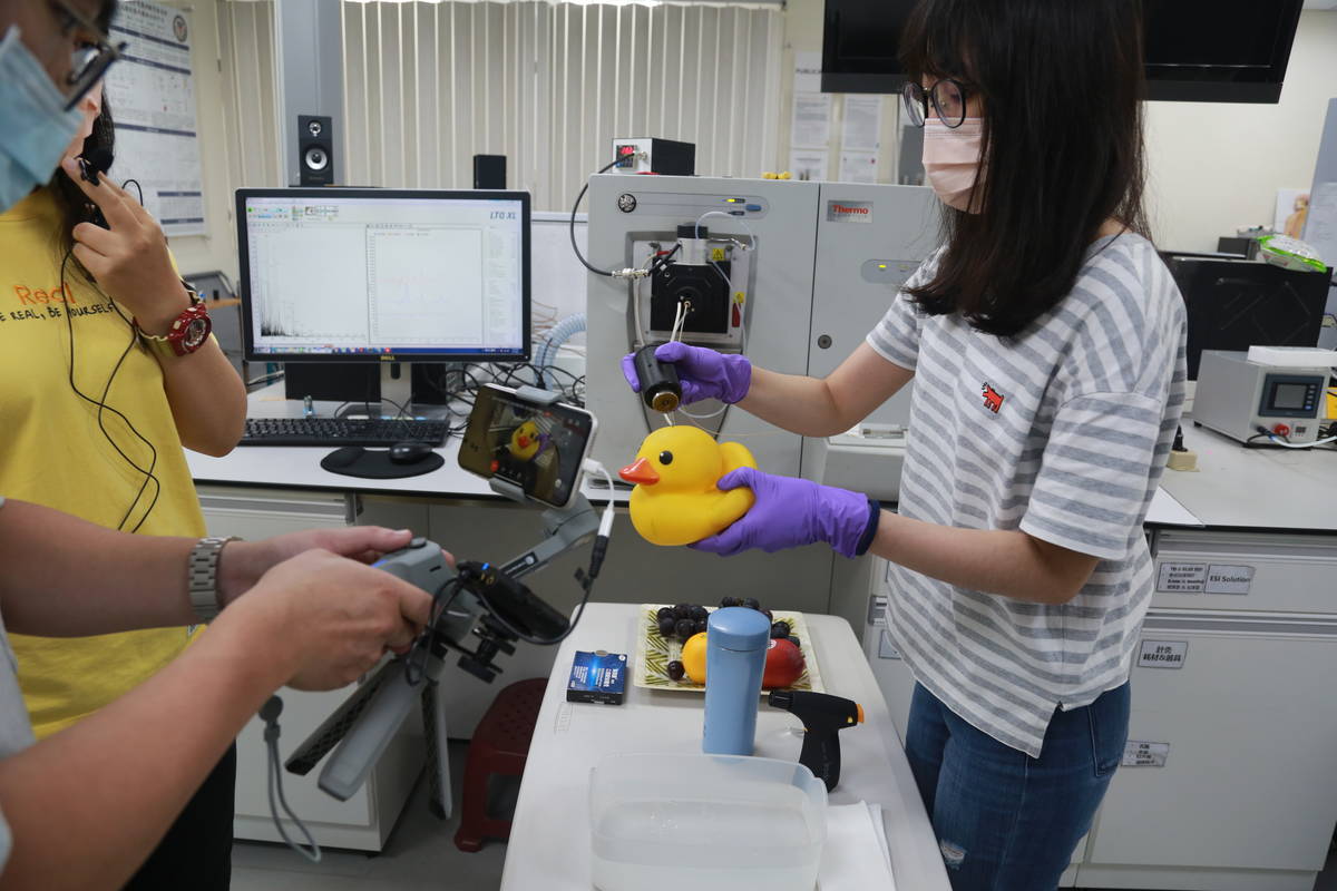 女性科學家線上參訪實驗室