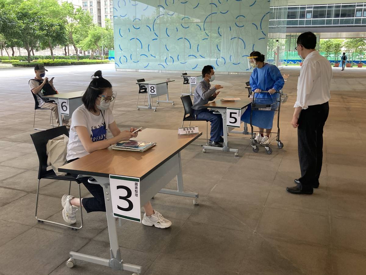 民眾配合預約時段取書，人流順暢