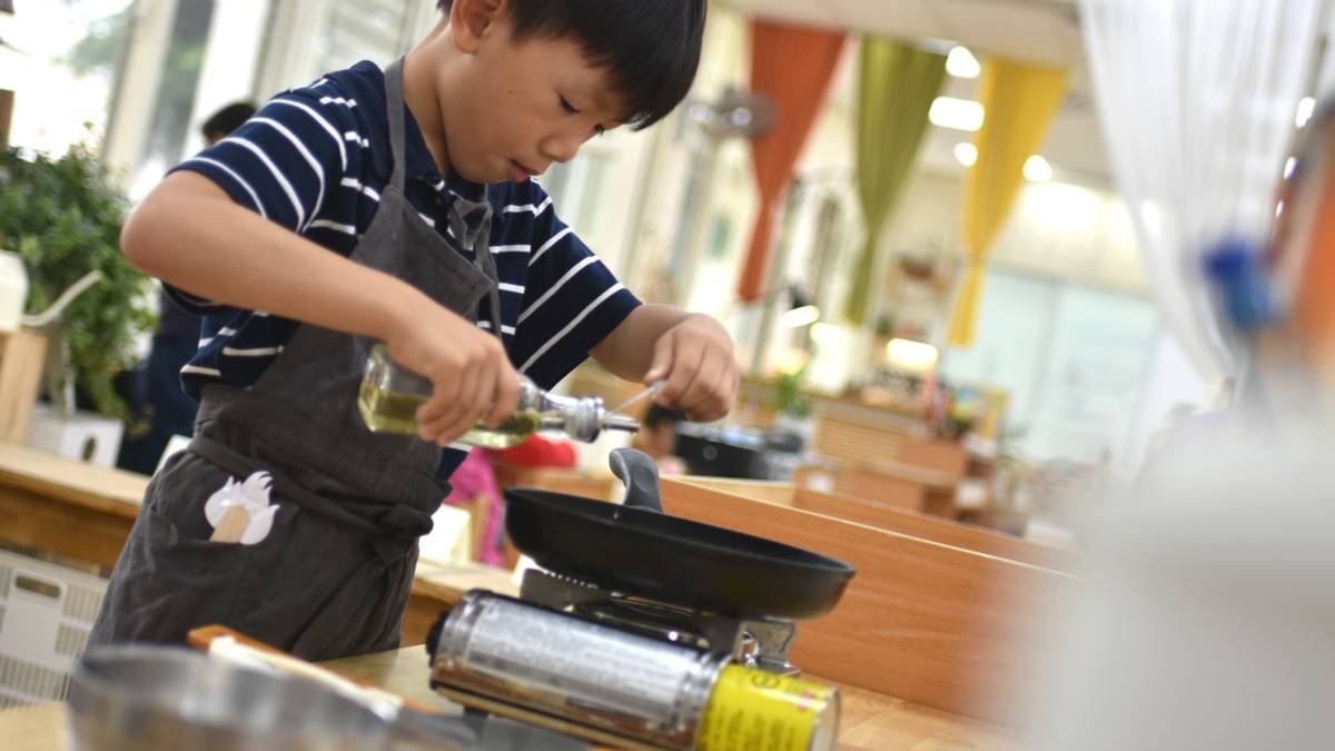 小廚師下油開始炒菜了.jpg