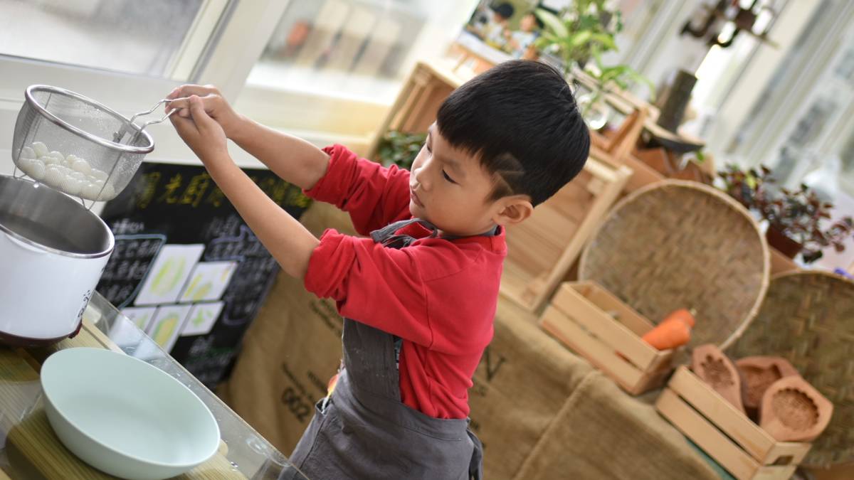 小廚師也會煮麵喔.jpg