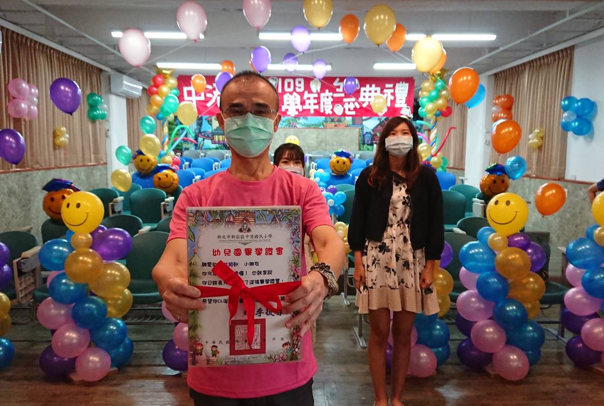 李後榮校長為中港國小附幼小朋友線上頒發畢業證書。
