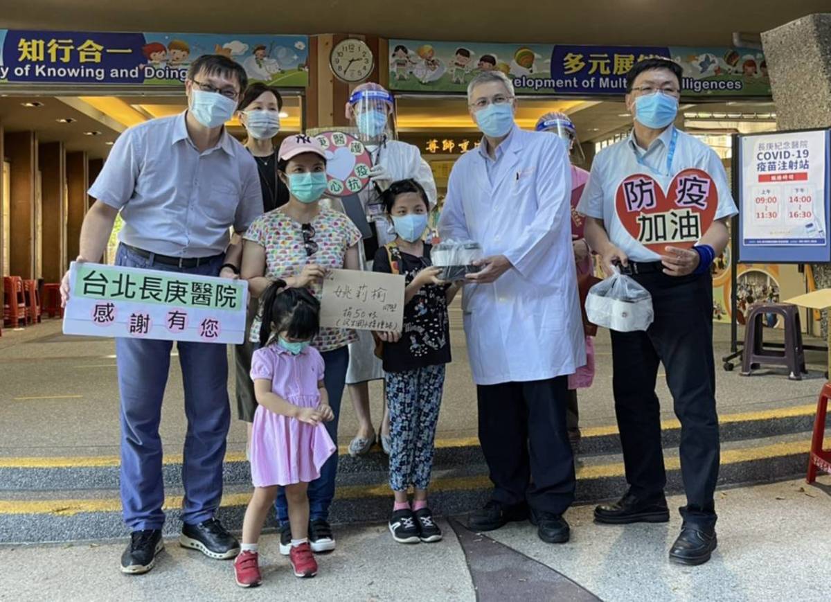 國北教大實小姚莉榆同學將愛心化作行動，送咖啡慰勞醫護人員