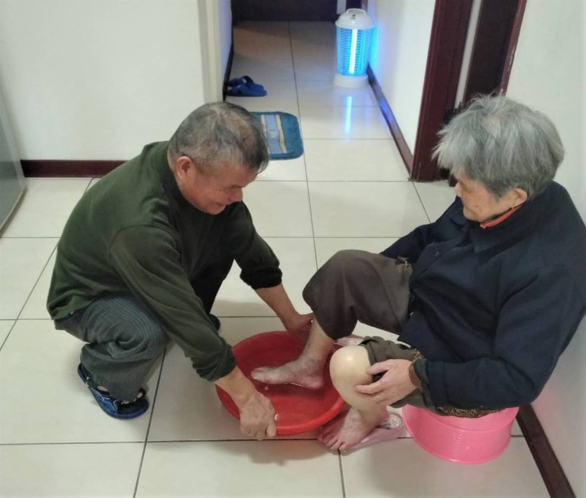 蔣昌冬先生對母親輕聲呵護、按摩搥背照顧，連洗浴都親力親為。