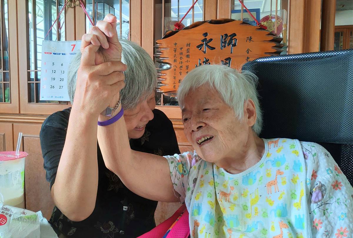 黃惠美女士和家人為長輩們製作生命感恩回憶錄，公婆及媽媽都相當感動。