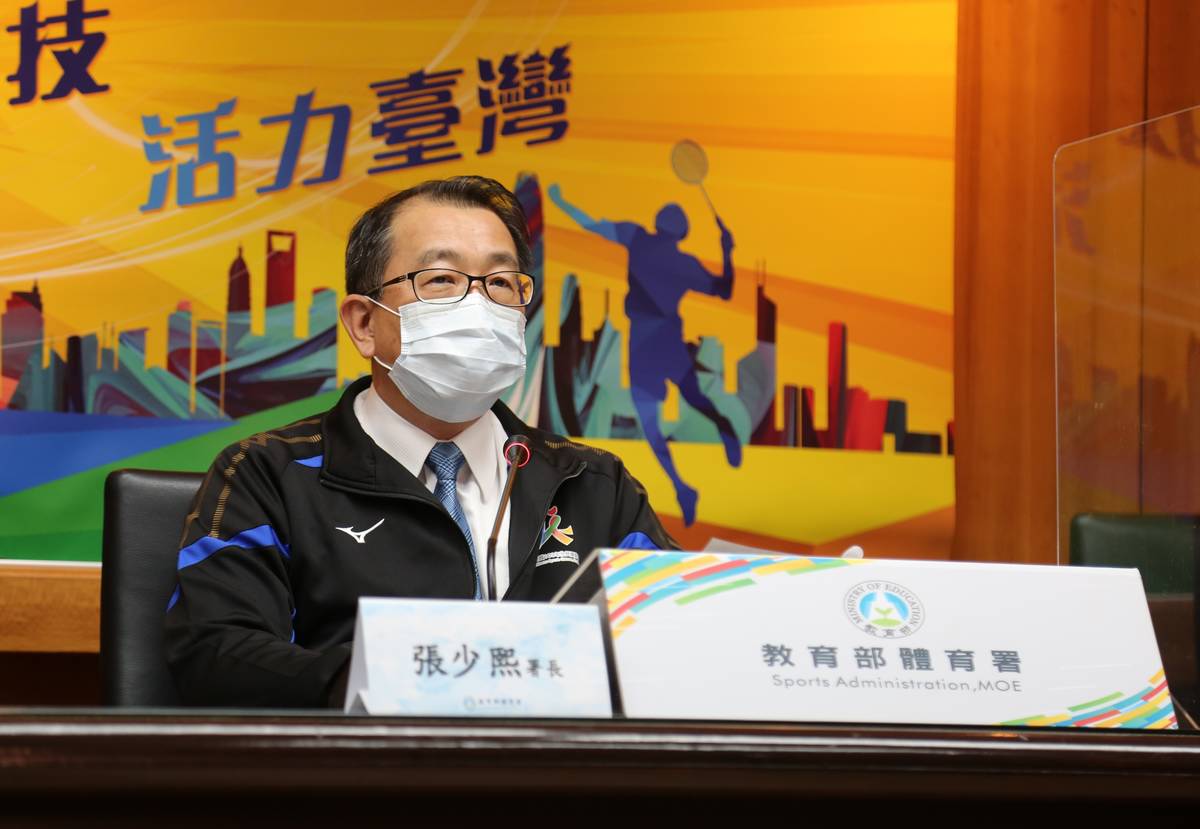 教育部體育署署長張少熙說明運動產業紓困辦理情形及110年體育推手獎報名延長。(體育署提供)